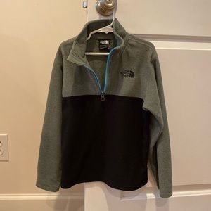 Boys Small North Face pullover size 7/8